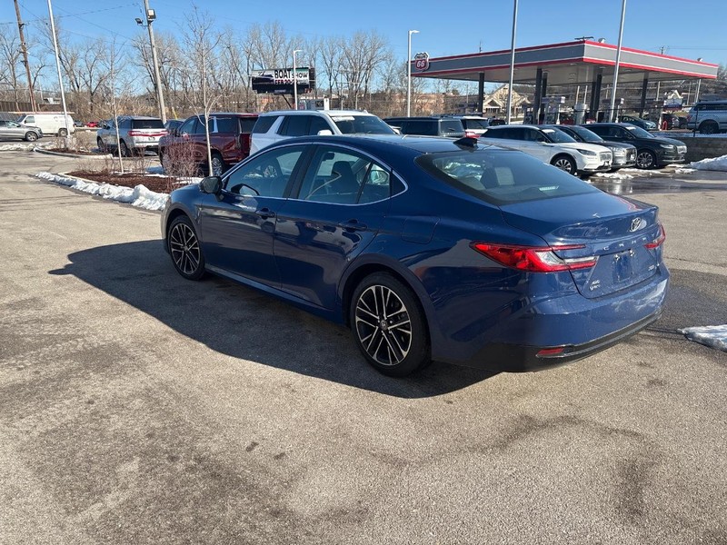 Toyota Camry Vehicle Full-screen Gallery Image 02