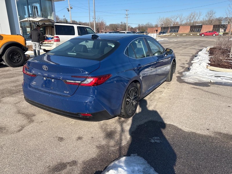 Toyota Camry Vehicle Full-screen Gallery Image 03