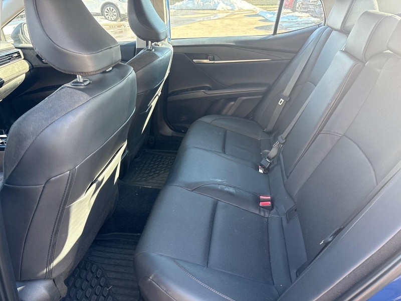 Toyota Camry Vehicle Full-screen Gallery Image 06