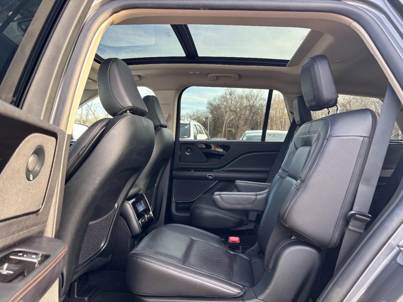 Lincoln Aviator Vehicle Full-screen Gallery Image 12