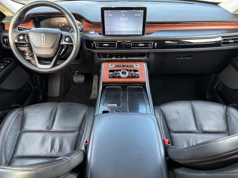 Lincoln Aviator Vehicle Full-screen Gallery Image 13