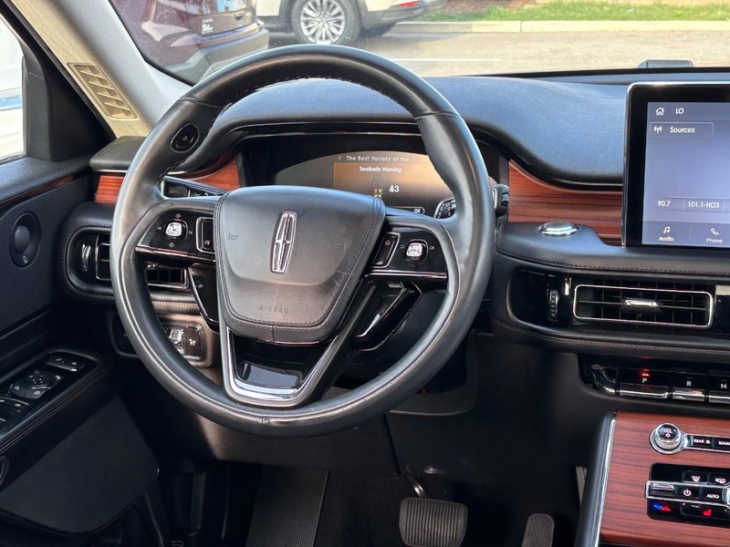 Lincoln Aviator Vehicle Full-screen Gallery Image 14