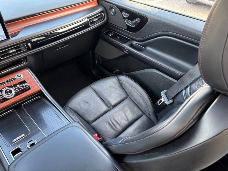 Lincoln Aviator Vehicle Full-screen Gallery Image 16