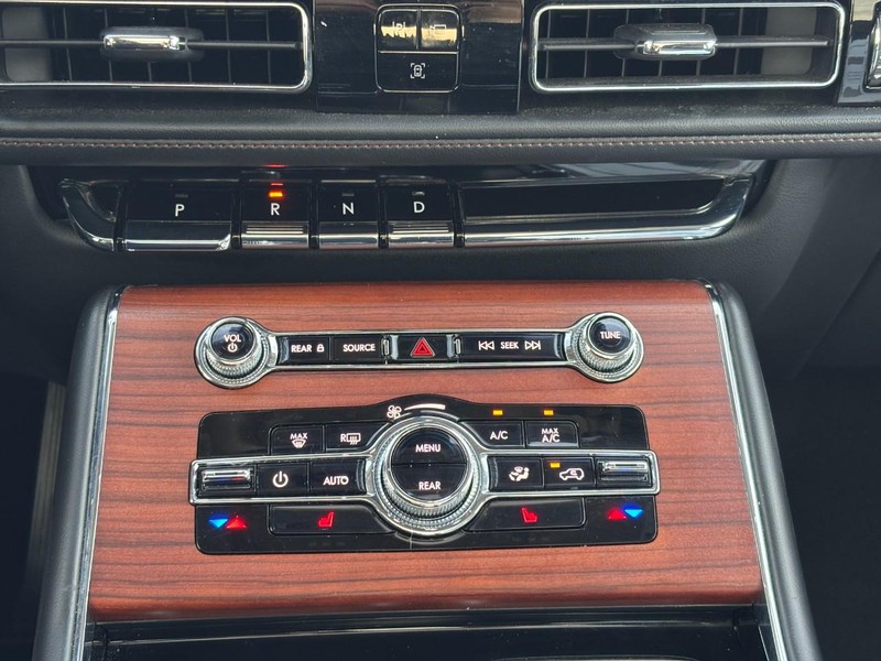 Lincoln Aviator Vehicle Full-screen Gallery Image 25