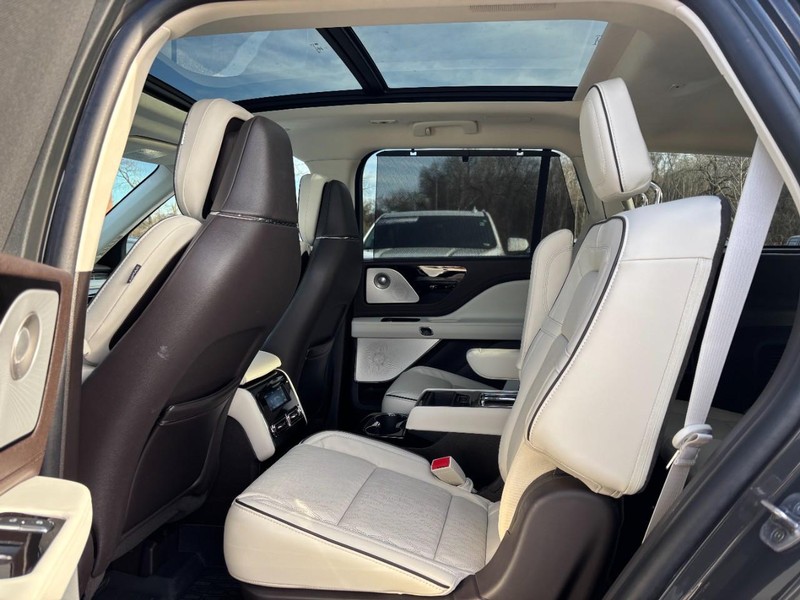 Lincoln Aviator Vehicle Full-screen Gallery Image 12
