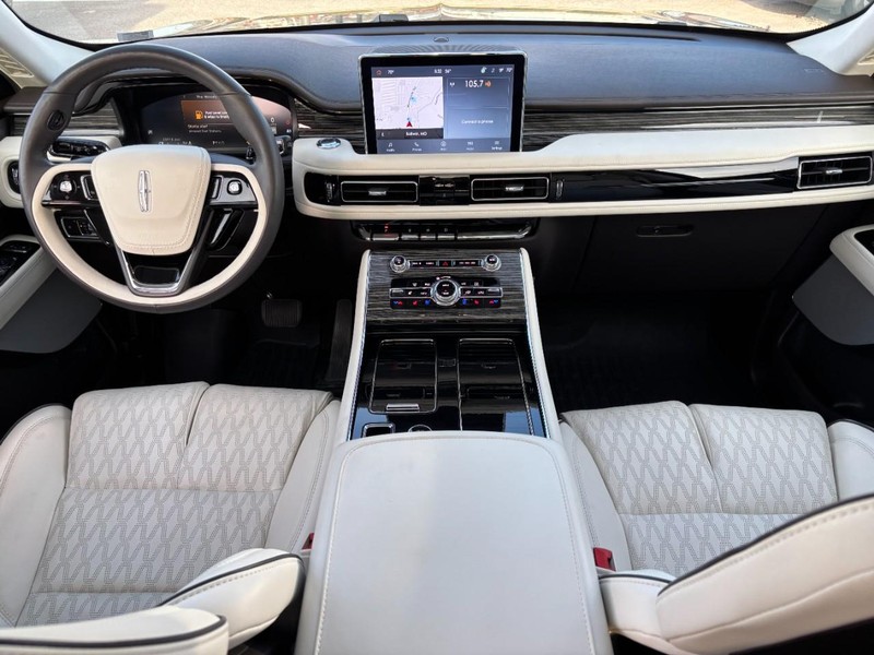 Lincoln Aviator Vehicle Full-screen Gallery Image 13
