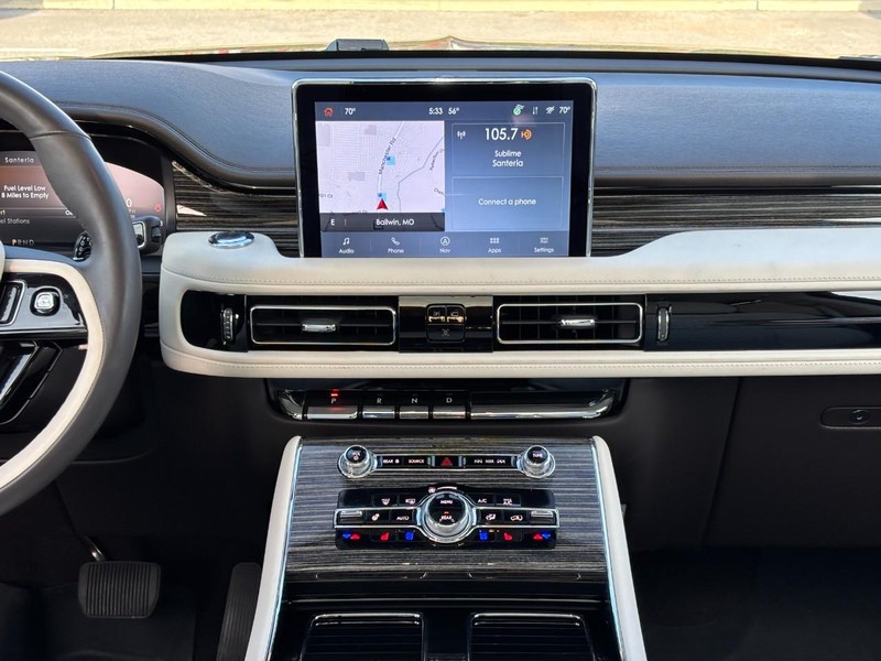 Lincoln Aviator Vehicle Full-screen Gallery Image 15