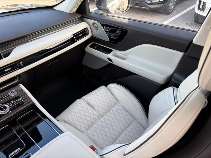 Lincoln Aviator Vehicle Full-screen Gallery Image 16