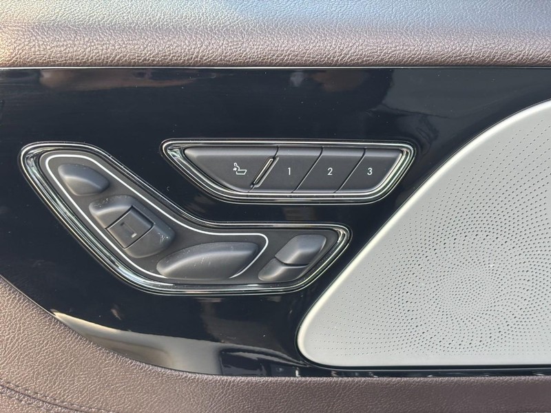 Lincoln Aviator Vehicle Full-screen Gallery Image 17