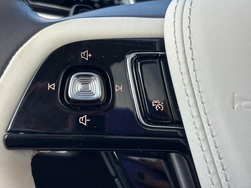 Lincoln Aviator Vehicle Full-screen Gallery Image 19