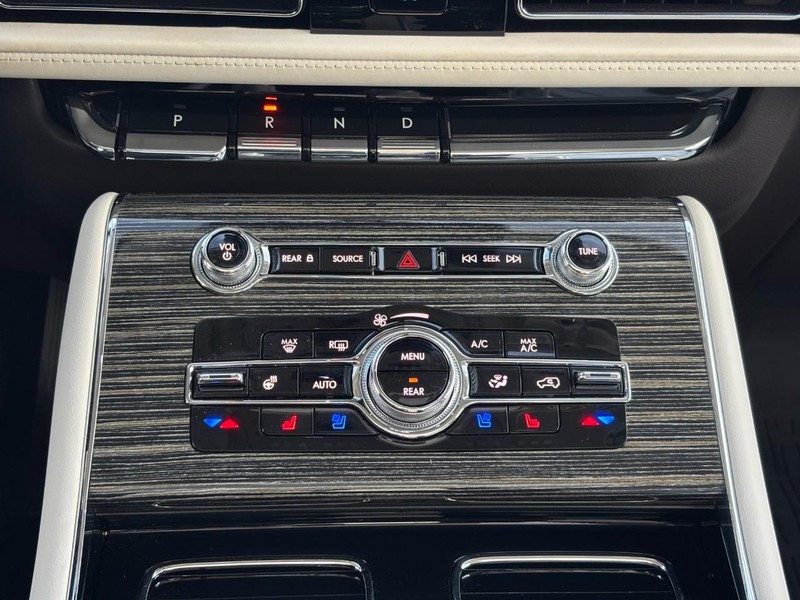 Lincoln Aviator Vehicle Full-screen Gallery Image 24