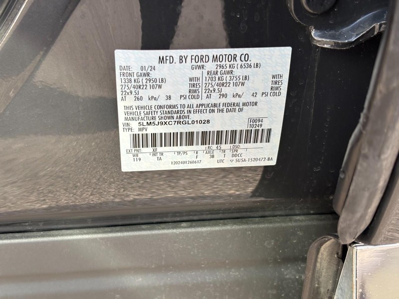 Lincoln Aviator Vehicle Full-screen Gallery Image 25