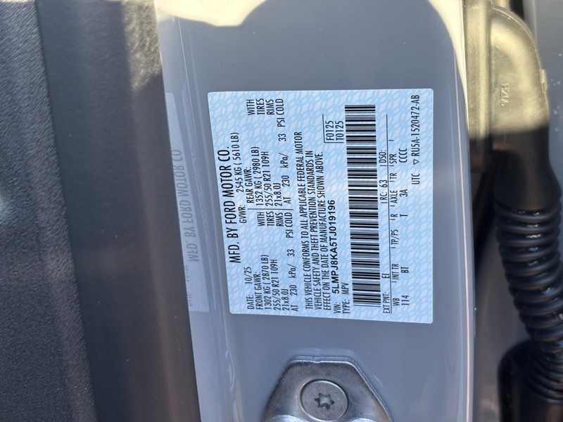 Lincoln Nautilus Vehicle Full-screen Gallery Image 24