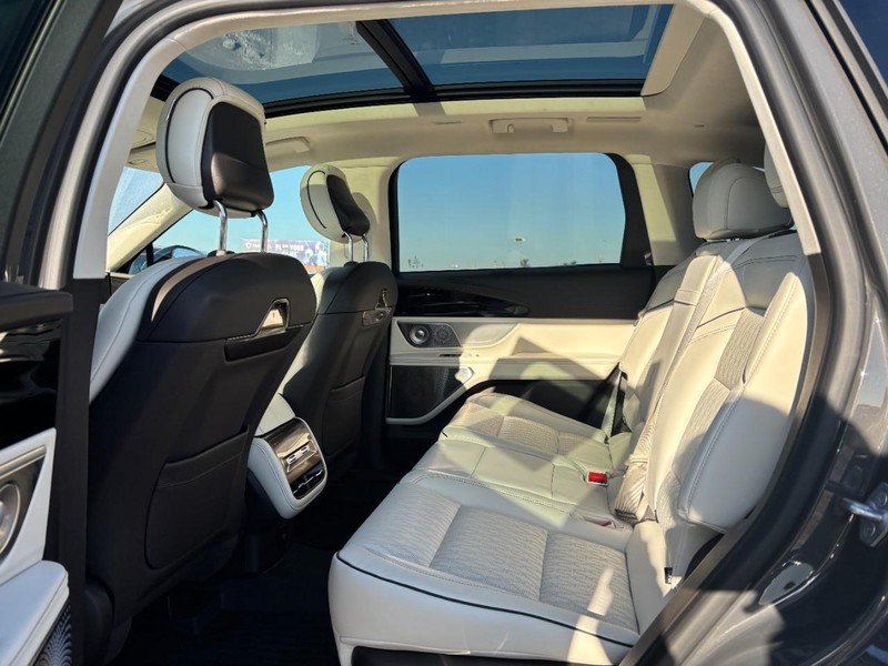 Lincoln Nautilus Vehicle Full-screen Gallery Image 11