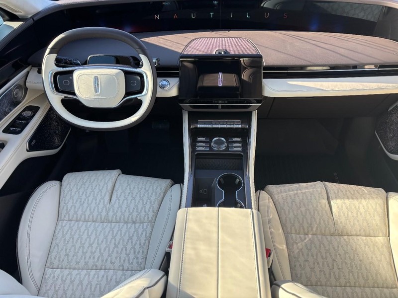 Lincoln Nautilus Vehicle Full-screen Gallery Image 12