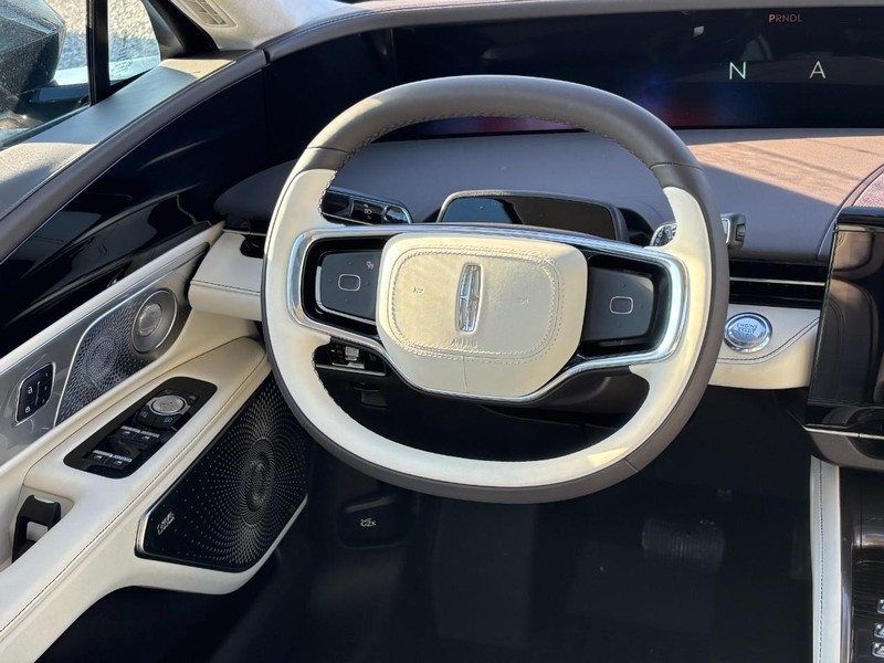 Lincoln Nautilus Vehicle Full-screen Gallery Image 13