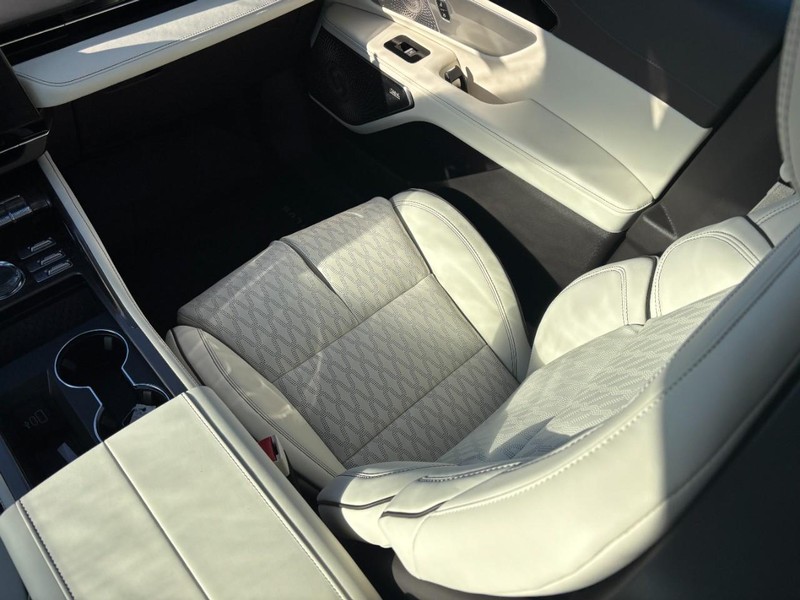 Lincoln Nautilus Vehicle Full-screen Gallery Image 15