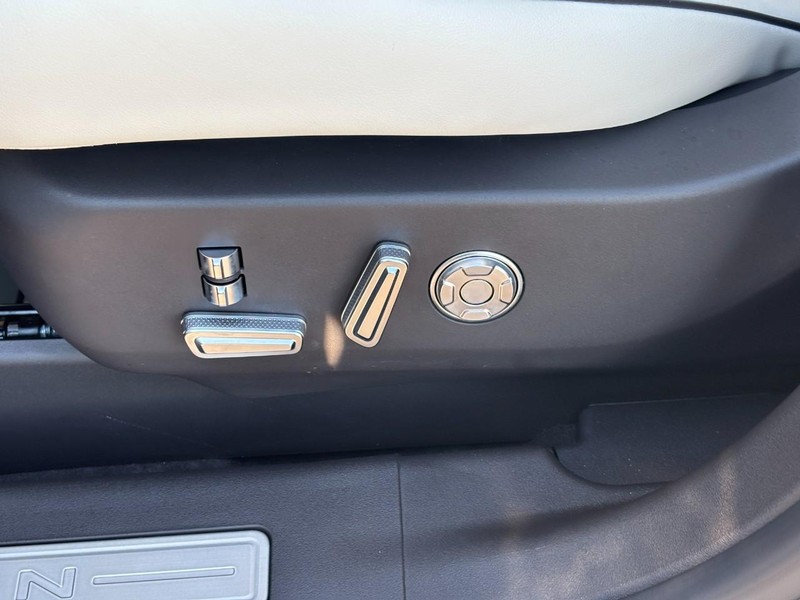 Lincoln Nautilus Vehicle Full-screen Gallery Image 16