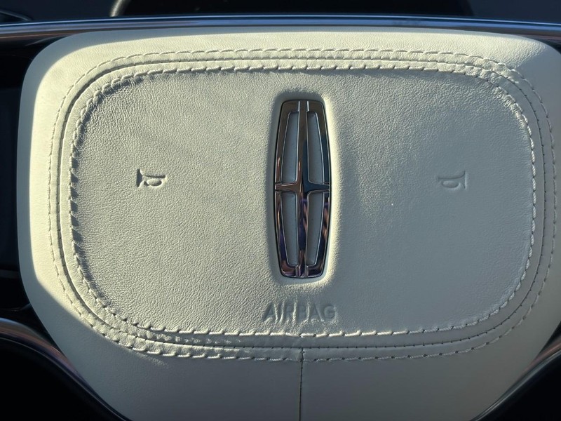 Lincoln Nautilus Vehicle Full-screen Gallery Image 20