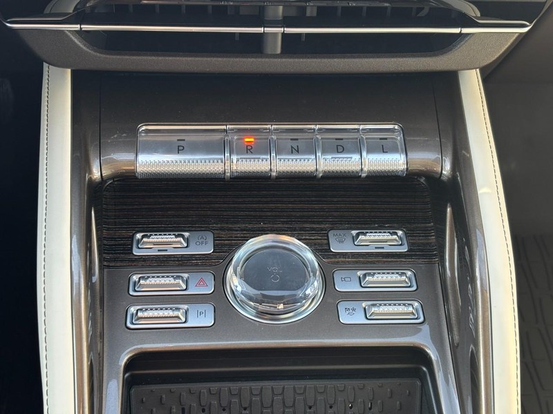 Lincoln Nautilus Vehicle Full-screen Gallery Image 25