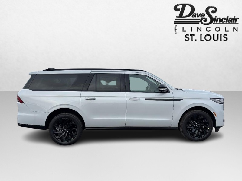 Lincoln Navigator L Vehicle Full-screen Gallery Image 02