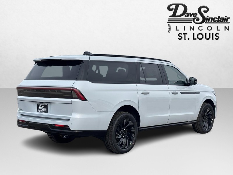 Lincoln Navigator L Vehicle Full-screen Gallery Image 03