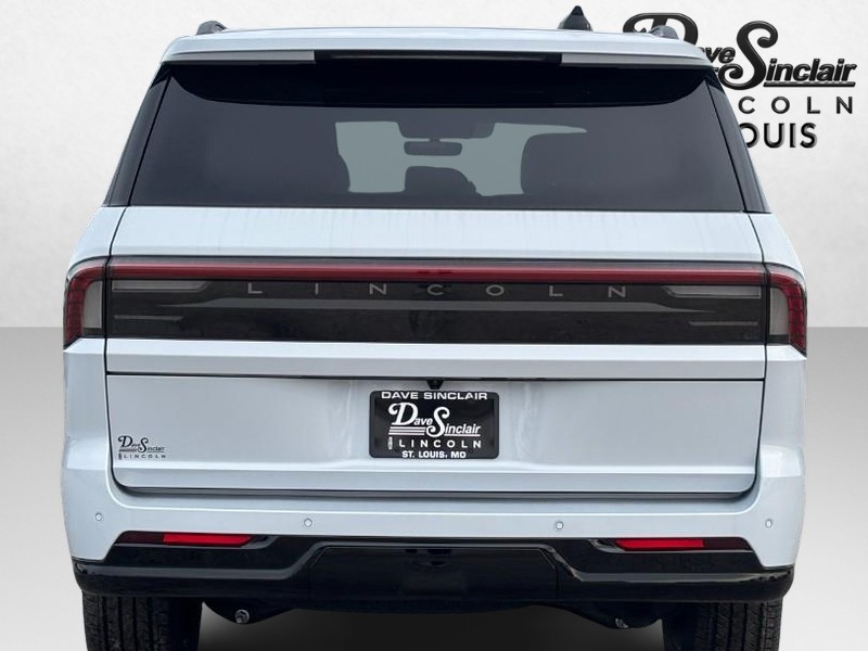 Lincoln Navigator L Vehicle Full-screen Gallery Image 04