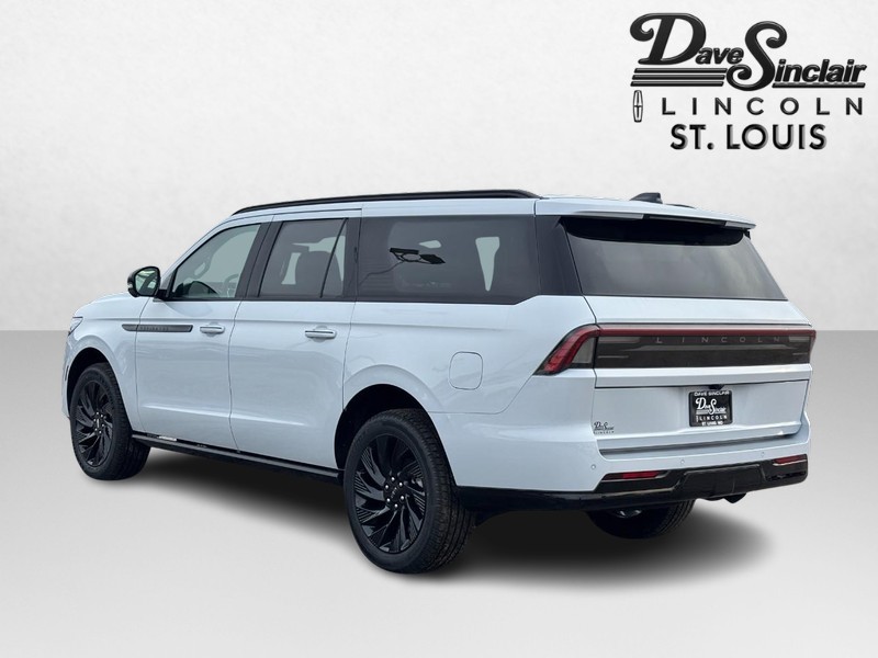 Lincoln Navigator L Vehicle Full-screen Gallery Image 05