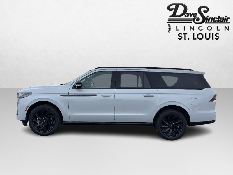 Lincoln Navigator L Vehicle Full-screen Gallery Image 06