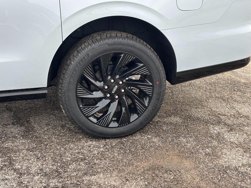 Lincoln Navigator L Vehicle Full-screen Gallery Image 10