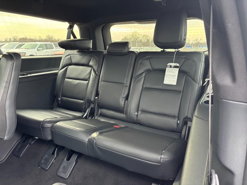 Lincoln Navigator L Vehicle Full-screen Gallery Image 11