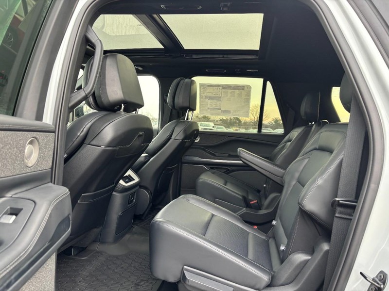 Lincoln Navigator L Vehicle Full-screen Gallery Image 12