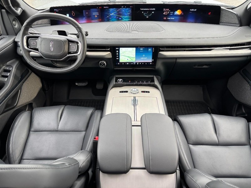 Lincoln Navigator L Vehicle Full-screen Gallery Image 13