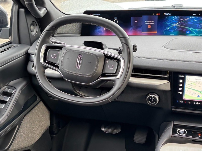 Lincoln Navigator L Vehicle Full-screen Gallery Image 14