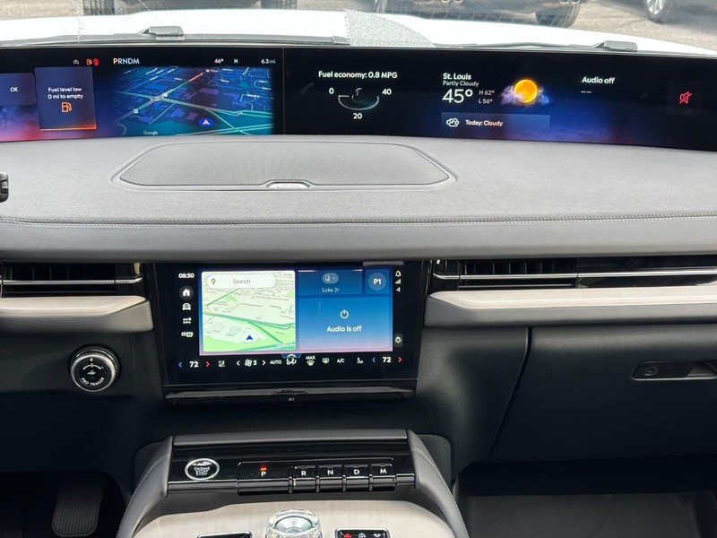 Lincoln Navigator L Vehicle Full-screen Gallery Image 15