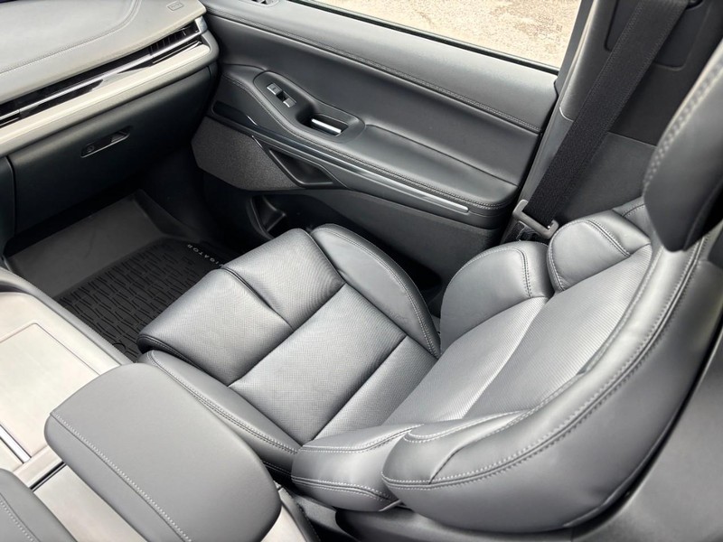 Lincoln Navigator L Vehicle Full-screen Gallery Image 16