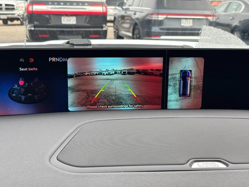 Lincoln Navigator L Vehicle Full-screen Gallery Image 24