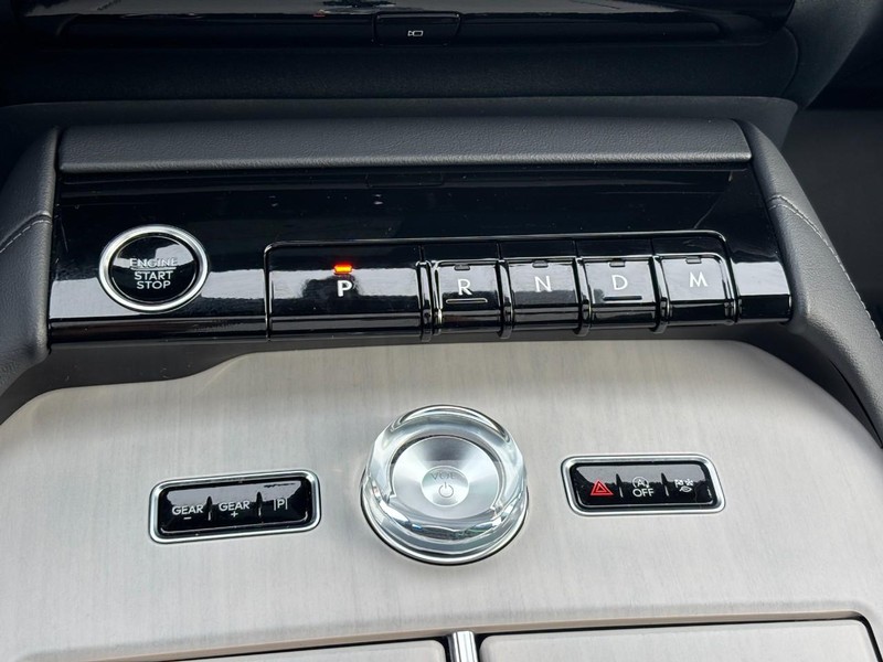 Lincoln Navigator L Vehicle Full-screen Gallery Image 26