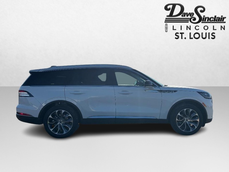 Lincoln Aviator Vehicle Full-screen Gallery Image 04