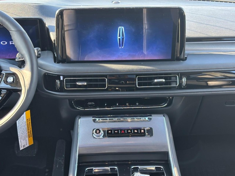 Lincoln Aviator Vehicle Full-screen Gallery Image 15
