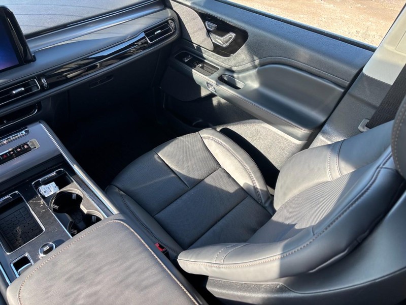 Lincoln Aviator Vehicle Full-screen Gallery Image 16