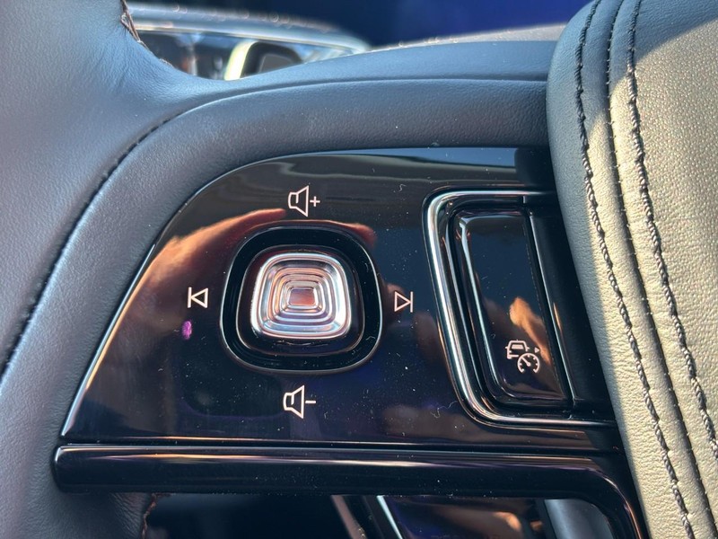 Lincoln Aviator Vehicle Full-screen Gallery Image 20