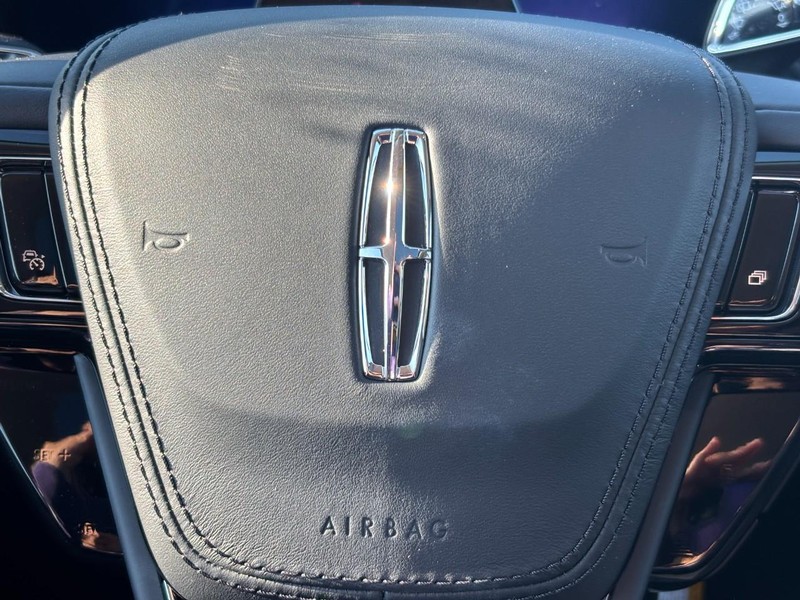 Lincoln Aviator Vehicle Full-screen Gallery Image 21