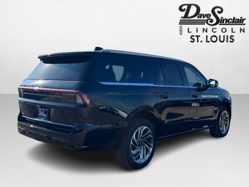 Lincoln Navigator L Vehicle Full-screen Gallery Image 05