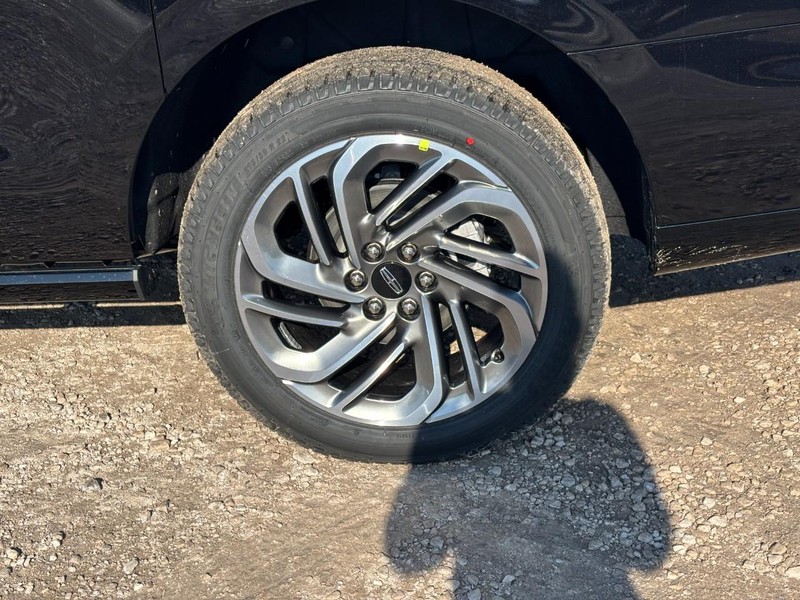 Lincoln Navigator L Vehicle Full-screen Gallery Image 10