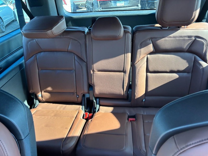 Lincoln Navigator L Vehicle Full-screen Gallery Image 11