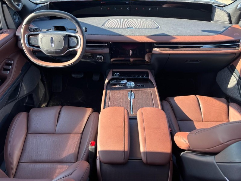 Lincoln Navigator L Vehicle Full-screen Gallery Image 13