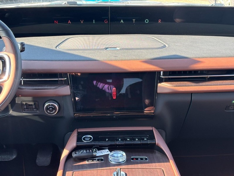 Lincoln Navigator L Vehicle Full-screen Gallery Image 15
