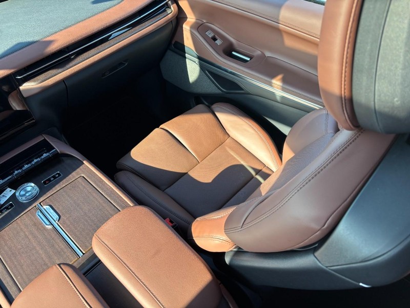 Lincoln Navigator L Vehicle Full-screen Gallery Image 16