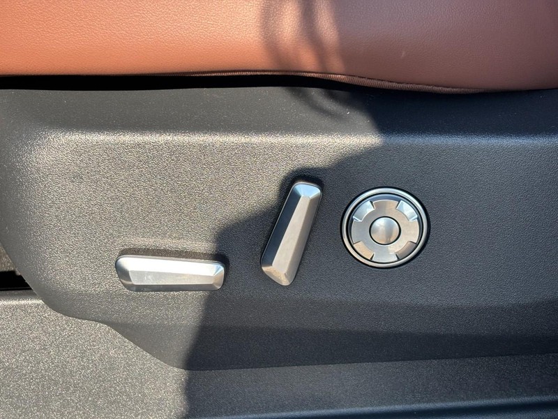 Lincoln Navigator L Vehicle Full-screen Gallery Image 17